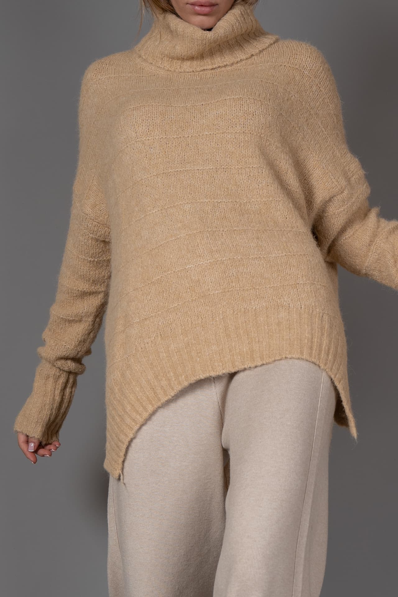 Оверсайз-джемпер с высоким горлом